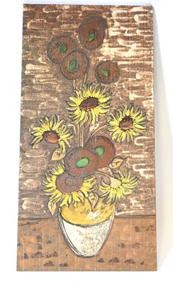 un tableau représentant des tournesols dans un vase, accroché au mur