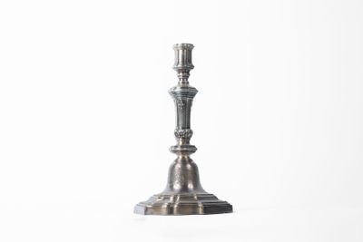 chandelier en forme de bougeoir sur fond blanc