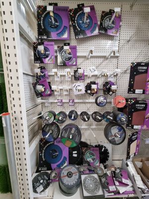 de nombreux types de disques différents sur les rayons du magasin