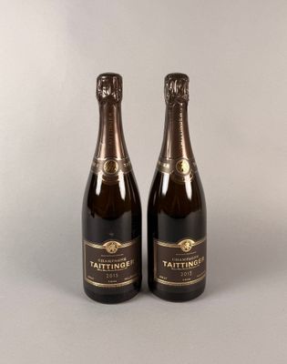 deux bouteilles de vin posées l'une à côté de l'autre sur une table