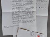deux enveloppes portant un timbre rouge, posées sur une table