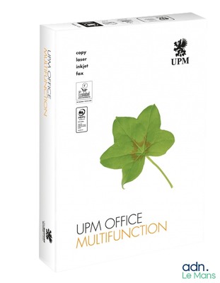 une boîte de papier pour imprimantes multifonctions UPM Office sur fond blanc