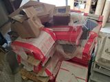 une pile de cartons posée sur une autre pile de cartons