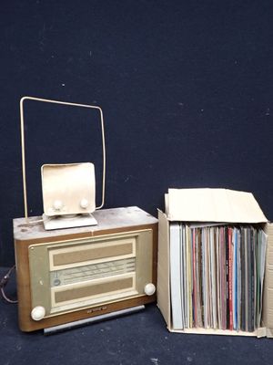 une radio et un tourne-disque posés l'un à côté de l'autre sur une table
