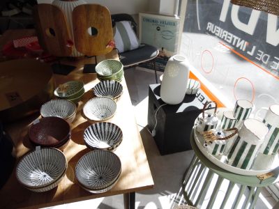 une table sur laquelle sont posés de nombreux bols et assiettes