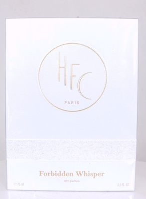 la boîte est blanche et porte un logo doré