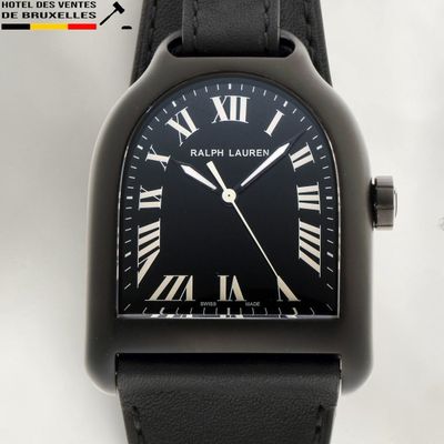 une image d'un gros plan d'une montre-bracelet avec des chiffres romains