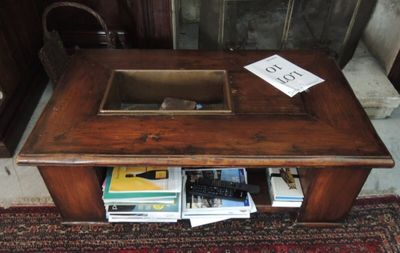une table en bois surmontée d'une porte en verre