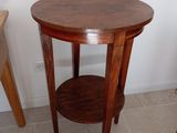 une petite table en bois surmontée d'une étagère
