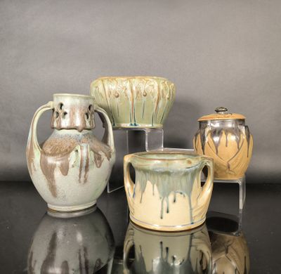 trois vases et deux tasses posés sur une table