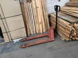 une pile de bois à côté d'une palette de bois