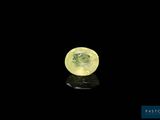 l'image d'un diamant jaune sur un fond noir