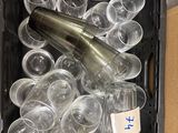une boîte contenant des verres à vin vides et une bouteille à l'intérieur