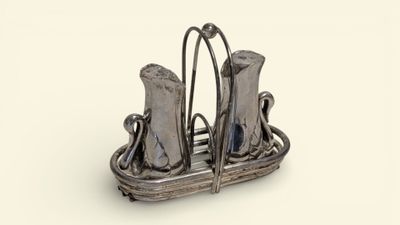 Salière et poivrière en métal argenté à décor flanqué de cyg…