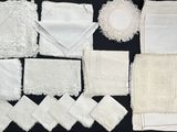 de nombreuses nappes et serviettes blanches disposées sur une table