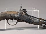 une vieille arme exposée dans une vitrine