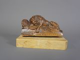 une image représentant une statue en bronze d'un lion posée sur un socle en marbre