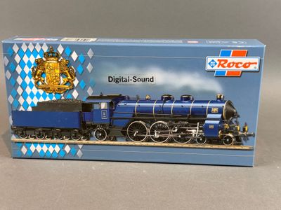 ensemble de train miniature comprenant une locomotive bleue et une boîte bleue