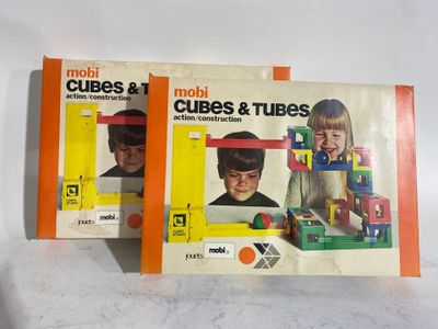 deux boîtes de Lego sur lesquelles figurent l'image d'un garçon et d'une fille