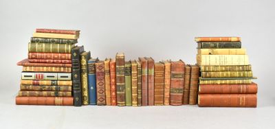 plusieurs livres empilés sur une table