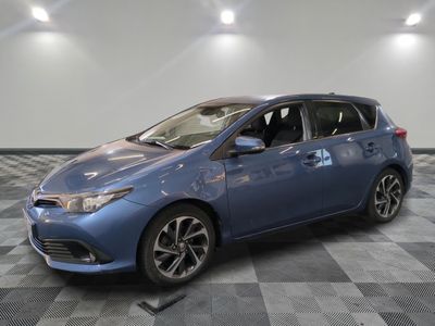une Toyota Corolla bleue garée sur un sol en carrelage à damier