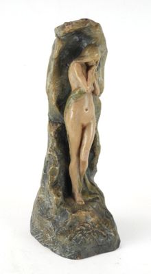 statue d'une femme nue dans une grotte, sur fond blanc