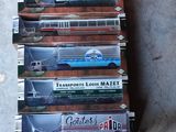 une grande variété de trains miniatures exposés