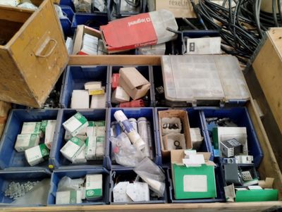 Important stock électrique dont LEGRAND, MOELLER, SCHNEIDER, BIG DUTCH - Photo 1