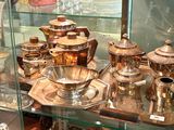 une vitrine en verre contenant de nombreux objets en argent
