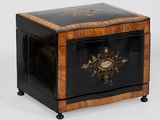 une petite boîte en bois ornée d'un motif décoratif
