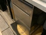 une cuisine équipée d'une cuisinière et d'un lave-vaisselle