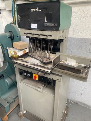 l'image d'une machine qui travaille sur une feuille de papier