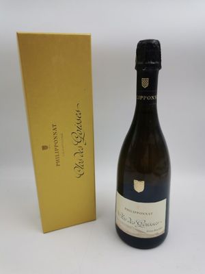 la bouteille de vin est à côté de la boîte sur la table