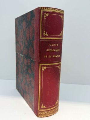 gros plan d'un livre sur une table à fond blanc