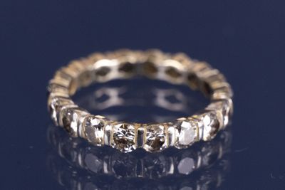 gros plan d'une bague en diamant sur une surface noire