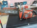 une tronçonneuse posée sur une table