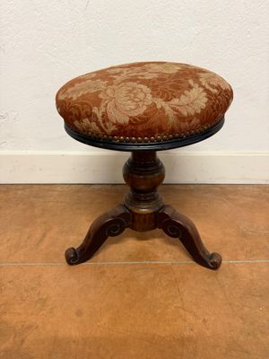 TABOURET de piano. 47 x 36 cm. Pas de vis non fonctionnel.