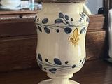 un vase blanc et bleu posé sur une étagère en bois