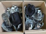 deux boîtes contenant des chapeaux, posées par terre