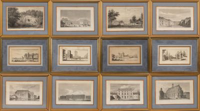de nombreuses photos encadrées représentant des bâtiments, accrochées au mur