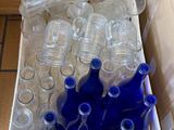 une boîte remplie de bouteilles vides, avec des bouteilles vides à l'intérieur