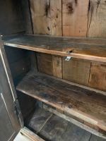 Armoire en bois naturel ouvrant à deux vantaux à riche décor… (photo 3)