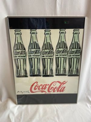 une image représentant des bouteilles de Coca-Cola sur fond blanc
