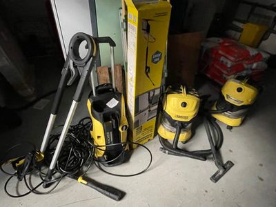 un grand nombre d'outils posés sur le sol