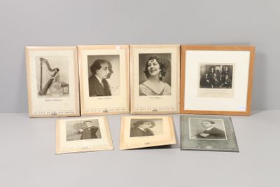 six photographies encadrées, en noir et blanc, représentant des femmes et des hommes, sont posées sur une table