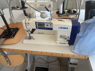 une machine à coudre posée sur une table
