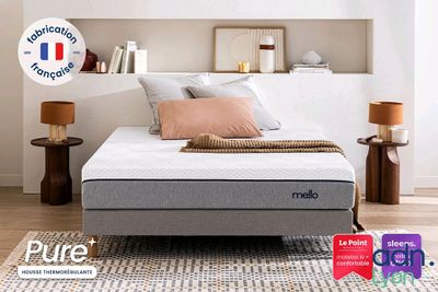 une photo d'un lit avec un matelas dessus