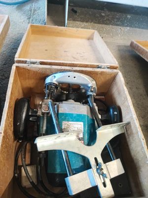 une boîte posée par terre, contenant une machine