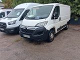 deux camionnettes blanches garées l'une à côté de l'autre dans un parking
