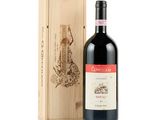 une bouteille de vin posée à côté d'une caisse en bois